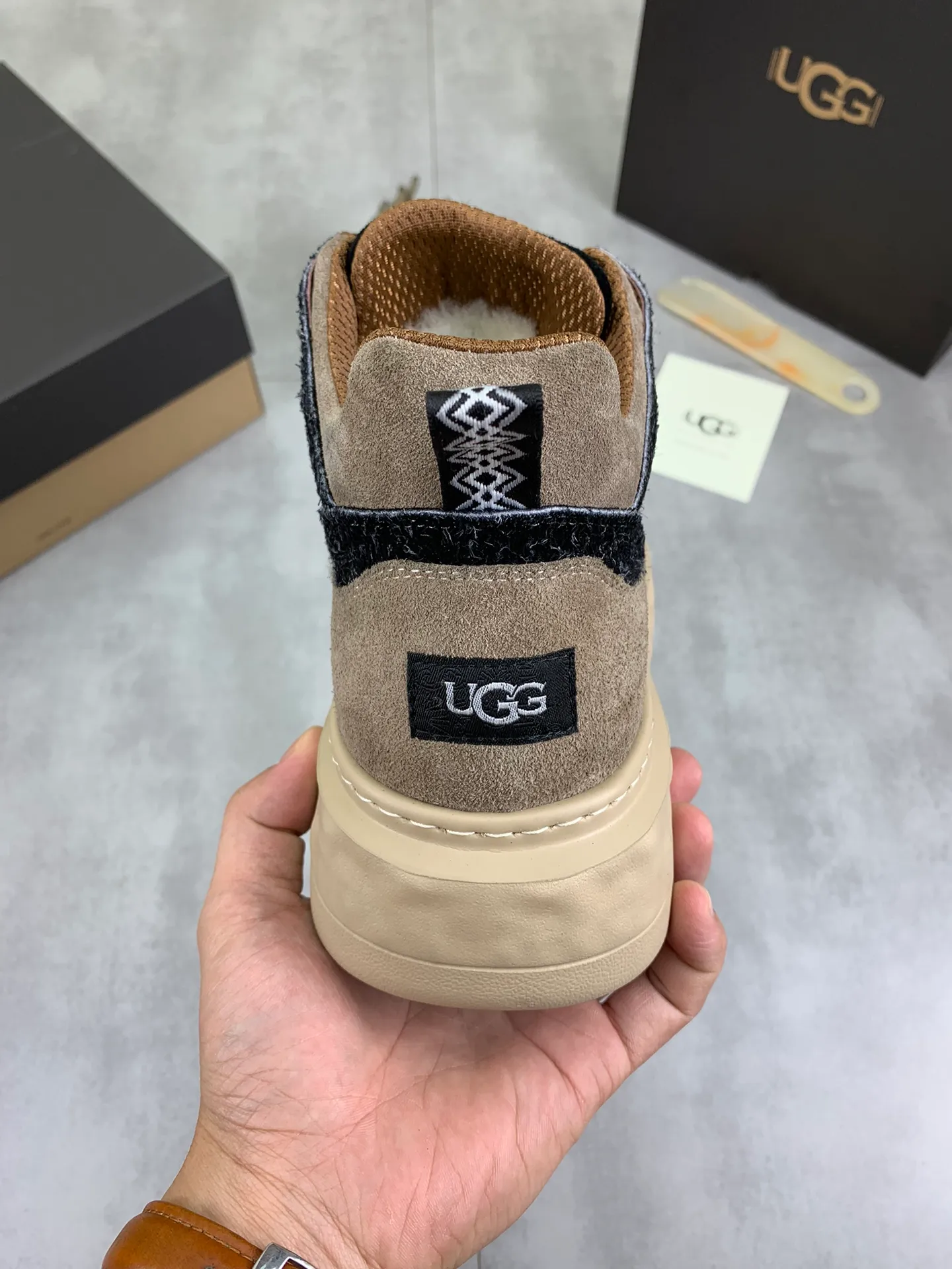 Men's shoes 💰P640 [New style] 💰 🆘 "Real wool" [UGG] 👉The popular men's shoes are synchronized with the official website 🔰The quality of the genuine products [satisfied] is not comparable to the imitations in the general market 🌀The upper is imported Italian frosted cowhide, and the lining is: foot pad 🅰️ grade 🐑Real wool👻Only Grade A can show the effect The hand feels smooth and delicate 🔱The shoe shape is grand, only genuine manufacturers can do it 🎄The perfect toughness of the original outsole 👻⬛️ allows customers to say goodbye to one-time consumption. Real wool lining, super warm. Available in black, brown and gray. Size: 39-44